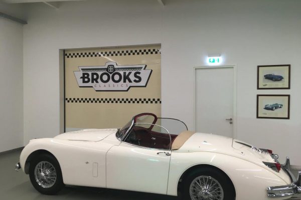 Brooks auto showroom inrichting en decoratie Dimlicht Dimension Lichtreklame