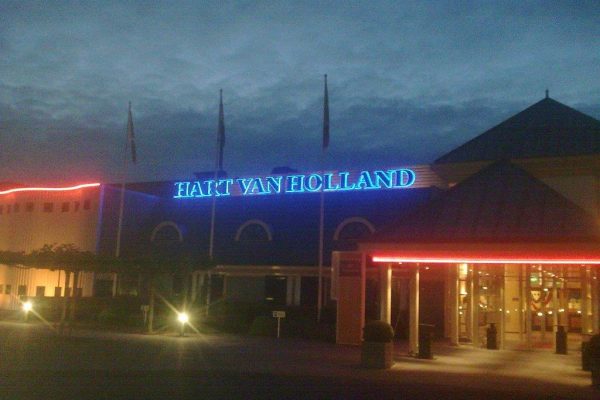 Geveldecoratie in neonletters Hart van Holland Dimlicht Dimension Lichtreklame